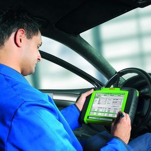 Handlich wie ein 
kleiner und über-
sichtlich wie ein 
großer: Der neue 
Bosch KTS 340 
verbindet hohe 
Praxistauglichkeit 
mit umfangreichen – 
und dank Esitronic-
Software individu-
ellen – technischen 
Funktionen.