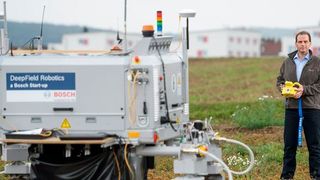 Bosch arbeitet unter anderem an einem neuen Agrarroboter Bonirob. Seine Sensoren erkennen verschiedene Pflanzen und machen unter anderem eine automatisierte Unkrautbekämpfung möglich. Prof. Amos Albert entwickelt das System zusammen mit seinen Kollegen in Renningen bei Stuttgart. (Bosch)