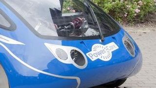 Das Solarauto ist alltagstauglich, sieht beinahe aus wie ein gängiger Pkw, rollt auf vier Rädern, bietet bis zu drei Personen Platz und verfügt sogar über einen Kofferraum (Bild:)