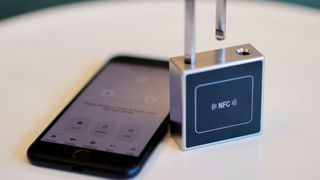 Infineon hat den programmierbaren 32-Bit-ARM Cortex-M0-Mikrocontroller mit eingebettetem Near-Field-Communication-Frontend vor. Dieser soll die kostengünstige Entwicklung von intelligenten Aktoren, wie passiven Schlössern ermöglichen.  (Bild: Infineon Technologies)