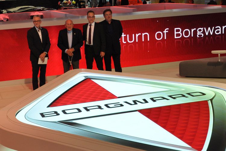 Borgward-Designchef Einar Hareide, der ehemalige britische Rennfahrer Sir Sterling Moss, Christian Borgward und Karlheinz L. Knöss (v.li.) gaben auf dem Genfer Autosalon 2015 die Rückkehr der Marke bekannt. (Foto: Wehner)