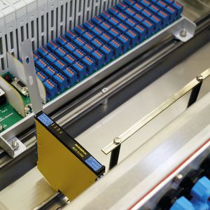 Mit kompakteren Gehäusemaßen, genaueren und schnelleren Geräten, SIL2-Zertifizierung und etlichen internationalen Ex-Zulassungen legt Turck die Messlatte in der Interfacetechnik auf ein neues Niveau.