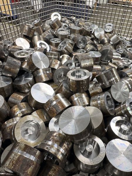 Eine hohe Anzahl von Kolbenoberteilen aus Nitrierstahl werden bei Haigis täglich gestochen. (Bild: Walter AG)