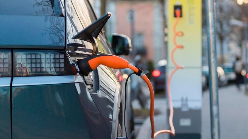 E-Autos sind 2026 für Kunden interessanter geworden. Die neue E-Prämie und die hohen Spritpreise sind wesentliche Treiber. (Bild:  frei lizenziert /  Pixabay)