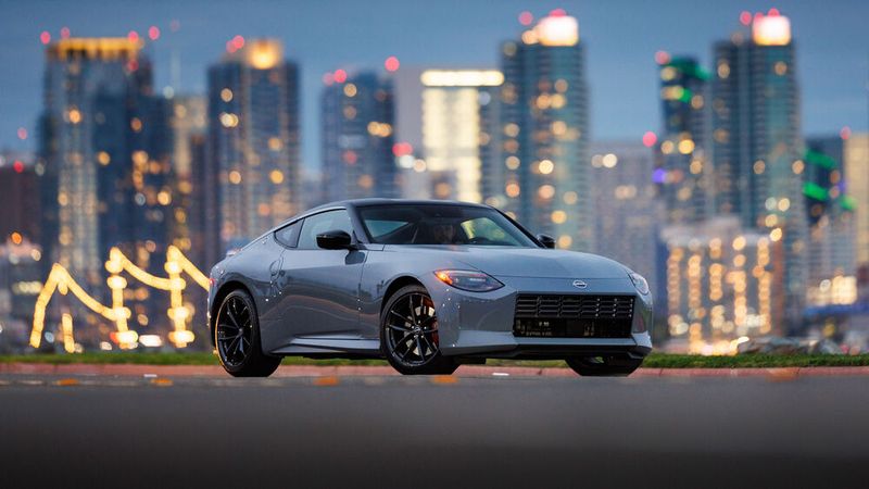 Mit einem Sprintwert deutlich unter fünf Sekunden ist er beim Ampelspurt jedenfalls ganz vorne dabei. (Bild: Nissan)