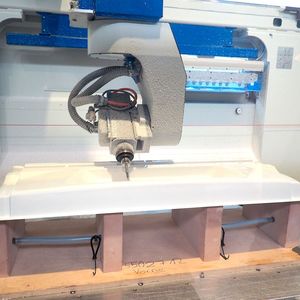 Swissplast setzt in Gotha unter anderem auch die 5-Achs-CNC-Fräsmaschine P-S-F(25-13) ein, um großte, tiefgezogene Bauteile aus Kunststoff nachzuarbeiten, was in Class-A-Qualität klappt, wie der Maschinenhersteller HG Grimme Systech betont.(Bild:  Stephan F. Auch)