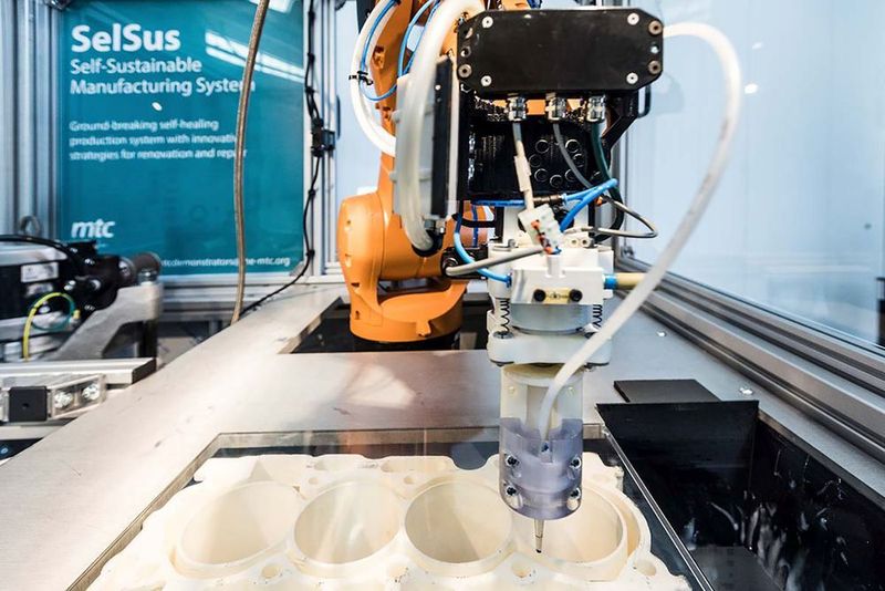 Im EU-Projekt SelSus arbeiten Fraunhofer-Wissenschaftler mit Partnern an einer Technologie, die Maschinenausfälle in der Produktion prognostiziert. Die entwickelten Diagnoseverfahren geben zusätzlich Hinweise oder Empfehlungen, wie das Problem behoben werden kann. Dazu setzen die SelSus-Experten auf Bayes' sche Netze. Mit diesem mathematischen Verfahren lässt sich die Wahrscheinlichkeit berechnen, mit der ein bestimmtes Ereignis oder ein Zustand eintritt. Dabei werden mehrere Variablen und die mit ihnen verbundenen Wahrscheinlichkeiten miteinbezogen. Basierend auf den von den Sensoren gewonnenen Daten berechnet die Software beispielsweise, wie wahrscheinlich es ist, dass z.B. ein bestimmtes stark beanspruchtes Kabel demnächst bricht, und meldet, dass es ausgetauscht werden muss. (Fraunhofer IPA)