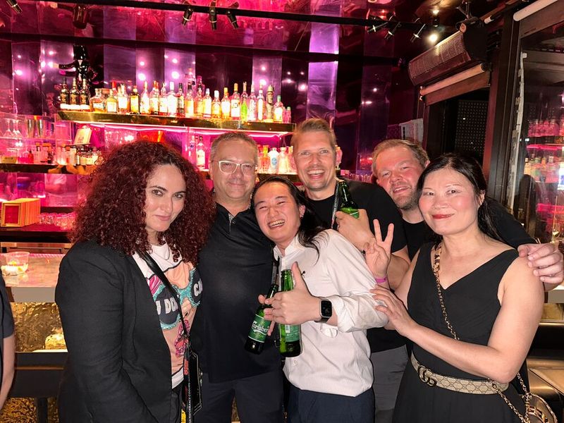 Besa (IT-BUSINESS) mit Mathias Krato (Wortmann), Alan (Clevo), Christian Wiechert und Manuel Jostmeier (WORTMANN) und Cindy (Apacer). (Bild: Vogel IT-Medien)