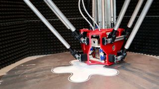 Bei der Delta-Bauweise des FDM-3D-Druckers „Honeycomb“ schwebt der Druckkopf, befestigt an drei Armen, über der Druckplatte. Gleichzeitig mit der Hüllstruktur wird die innenliegende Wabenstrucktur gedruckt. (Bild: Jacobs University Bremen)