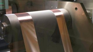 Neue Werkstoffe für Anoden- und Kathodenbeschichtungen auf Graphit-, Lithium-Eisenphosphat- und Silizium-Graphit-Basis ermöglichen eine effiziente Lasertrocknung, wenn es um die Batteriezellenfertigung geht. Das ist aber nur ein Thema, dem sich die FFB-Forschung in dieser Hinsicht widmet. (Bild: Laserline)