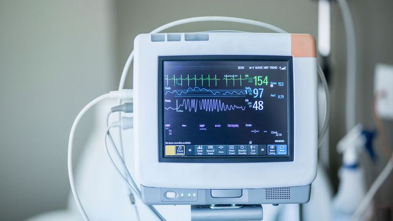 Obsoleszenzmanagement ist für alle entwickelnden Unternehmen ein wichtiger Faktor – in der Medizintechnikbranche sogar ein besonders entscheidender. Denn um zugelassen zu werden, muss ein Medizingerät, z. B. ein Patientenmonitorsystem, langwierige und umfangreiche Zertifizierungsprozesse durchlaufen.(Bild: ©  Brocreative - stock.adobe.com)