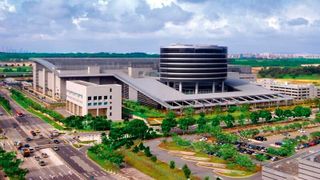 Erweiterung: In direkter Nachbarschaft zu seiner Fab 12i (im Bild) baut UMC eine weitere 300-mm-Chipfabrik in Singapur. Ihr Name: Fab12i P3. Diesem Beispiel folgen immer mehr Halbleiterproduzenten, die Standorte in süostasiatischen Ländern außerhalb Chinas planen, bereits bauen oder erweitern. (Bild: UMC)