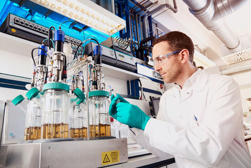 Herstellung von Bio-Anilin im Labor: Dr. Wolf Klöckner überwacht den ersten Prozessschritt. Dabei wandeln Mikroorganismen pflanzlichen Zucker in ein Zwischenprodukt um, aus dem später das Anilin gewonnen wird. (Covestro)