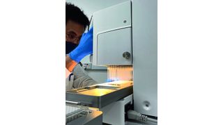 EIn Forscher bei Mi-RXES nutzt den Assist-Plus-Pipettierroboter von Integra, um Probenplatten als Vorbereitung für microRNA-Assays zu beladen. (Bild: Integra Biosciences)