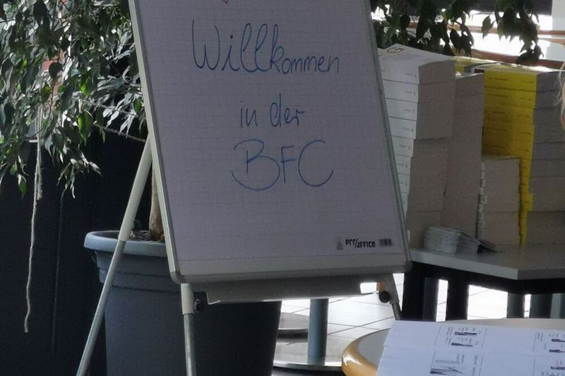 Schulstart an der BFC in Northeim ganz klassisch: Nebst Begrüßungsschild wartet auf die neuen Studenten auch immer eine Schultüte. (Bild: BFC)