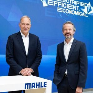 Für Arnd Franz, Vorsitzender der Konzern-Geschäftsführung und CEO von Mahle (li.) ist der Geschäftsbereich „Lifecycle and Mobility“, verantwortet von Philipp Grosse Kleimann, Mitglied der Mahle Konzernleitung (re.), ein wichtiges und wachsendes Standbein in einem von massiven Veränderungen betroffenen Geschäftsmodell, das lange Zeit auf die Herstellung und Lieferungen von Komponenten an die Bänder von Fahrzeugherstellern ausgerichtet war.(Bild:  Mahle)