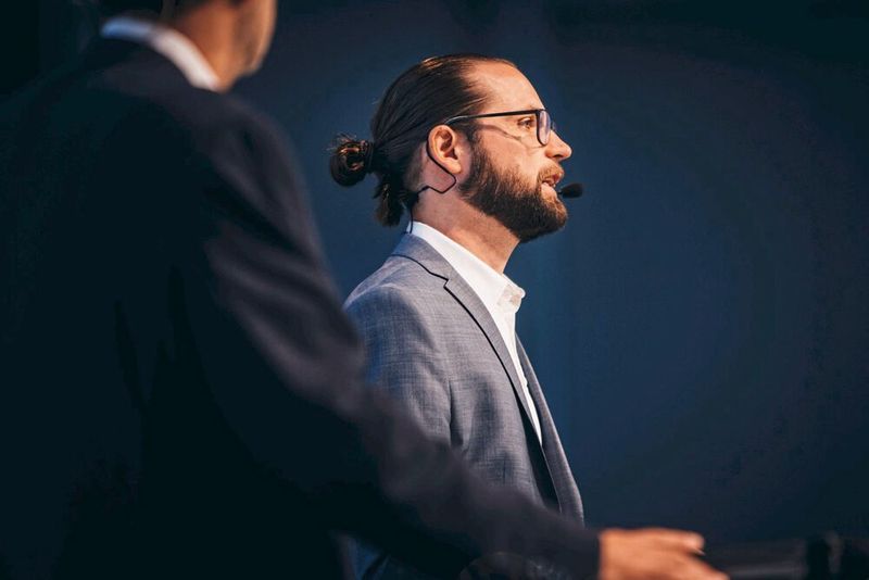MM Chefredakteur Benedikt Hofmann moderierte das Produktionsleiter Forum. (VCG)
