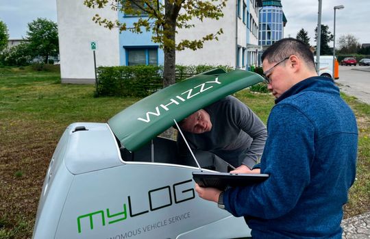 Was hier die Klappe aufreißt, heißt Whizzy. Dabei handelt es sich um einen autonom agierenden Einkaufs- und Lieferroboter der TU Ilmenau. Was die Experten sonst noch ersonnen haben, verraten sie hier. Gezeigt wird alles auf der Hannover Messe 2024.(Bild:  TU Ilmenau)