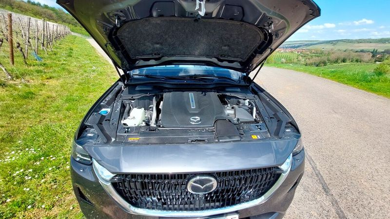 4. Der Antrieb: Mazda hat im CX-60 einen 141 kW/191 PS starken 2,5-Liter-Reihenvierzylinder-Benziner längs eingebaut und diesen mit einem 129 kW/175 PS starken Elektromotor kombiniert. Mit einer Gesamtsystemleistung von 241 kW/327 PS und einem Drehmoment von 500 Nm ist der CX-60 PHEV das leistungsstärkste Modell im Mazda-Portfolio. Das SUV braucht 5,8 Sekunden, um von 0 auf 100 km/h zu sprinten. Der E-Motor treibt den Mazda im urbanen Verkehr schwungvoll voran.  (Bild: Mauritz – VCG)