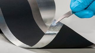So sehen die mit der neuen Trockenfilmtechnologie beschichteten Elektroden aus. Mit dem Verfahren des Fraunhofer IWS lassen sich Batterieelektroden ohne den Einsatz von giftigen Lösungsmitteln bereits im Pilotmaßstab herstellen. (Fraunhofer IWS Dresden)