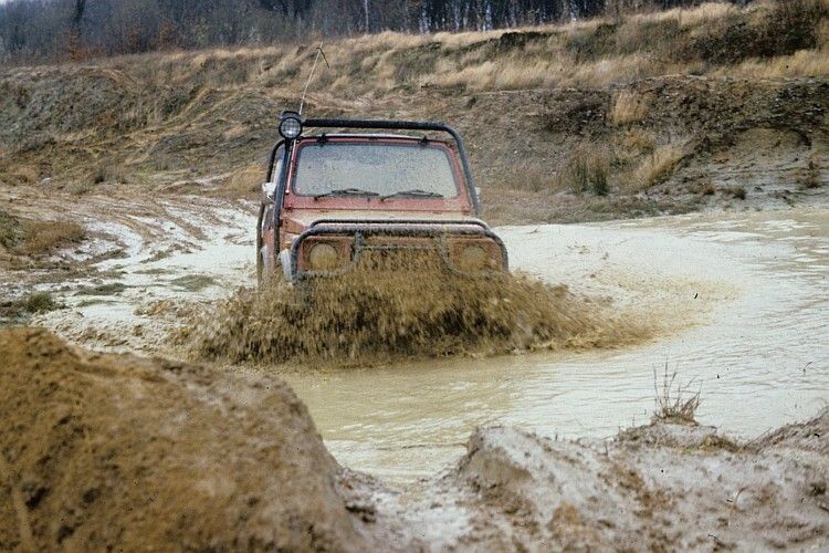 Beliebt war der SJ410 vor allem bei jungen Leuten. Aber auch in der Forst- und Bauwirtschaft überzeugte der Allrad. (Foto: Suzuki)