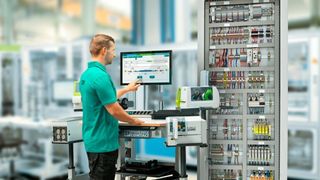 Der clipx WIRE assist führt den Anwender durch den Prozess der teilautomatisierten Leitervorbereitung, steuert Ausgabegeräte und stellt die notwendigen Informationen basierend auf CAE-Daten zur Verfügung.  (Phoenix Contact)