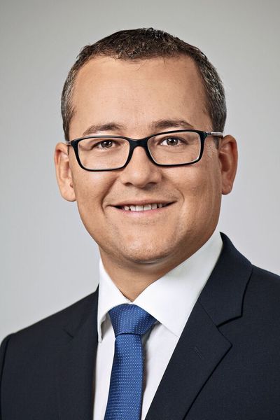 „Die organisierte Kriminalität kennt keine Grenzen!“ Angreifer planen ihre Aktionen oft langfristig – und greifen dazu früh auf Informationen zurück, die ihnen helfen, Angriffspunkte zu finden. Zielgerichtete Angriffe fangen deshalb mit der Sammlung von Infos an. „In der Regel helfen dann solche Netzwerke wie Linkedin oder Xing“, so Steffen Zimmermann, Security-Experte beim VDMA. (VDMA)