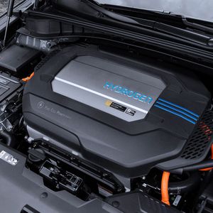 Beim Blick unter die Haube wird es jedoch klar.(Bild:  Hyundai)