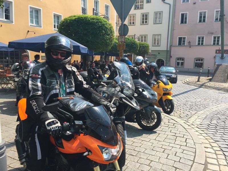 Und so sieht der Maik Engemann dann aufmontiert und abfahrbereit auf seiner Kawasaki Z1000 aus. (IT-BUSINESS)