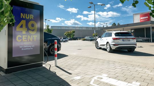 Laden auf einem neuen Level: mit der „ChargePost“-All-in-one-Station für ultraschnelles Laden.(Bild:  Michael Pogoda)