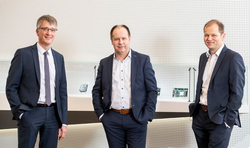 Die Scanlab GmbH hat zum Jahresbeginn 2022 ihr Führungsteam erweitert. Neben Georg Hofner, Sprecher der Geschäftsführung (m.), sind seit Januar Dirk Thomas, Geschäftsführer Finanzen (l.), und Christian Sonner, Geschäftsführer Entwicklung (r.) in die Geschäftsleitung berufen worden. Thomas, bisher kaufmännischer Leiter der Scanlab GmbH, verantwortet zukünftig neben den Bereichen Administration, Controlling und Personalwesen auch die IT. Entwicklungsleiter Sonner wird die Digitalisierung des Produktportfolios sowie die Entwicklung von höherintegrierten Scan-Systemen weiter vorantreiben. (Scanlab/Martin Hangen)