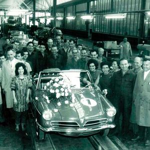 Der erste NSU Wankel Spider, der vom Band läuft, wird von den Mitarbeitern im NSU-Werk Neckarsulm gefeiert. Doch ein Stückzahlen-Erfolg wurde der kleine Flitzer nicht. Schuld daran hatte sicher auch sein Preis von 8.500 DM. Dafür gab es 1964 zwei Käfer!(Bild:  Audi AG)