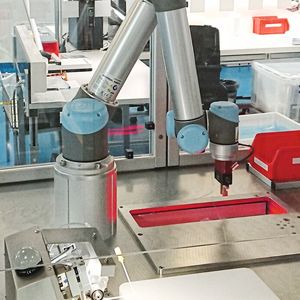 Anwender können im MRK-Labor Roboter applikationsspezifisch vortesten lassen und bekommen so eine Empfehlung für einen geeigneten Roboter.(Bild:  Synektar für EDAG)