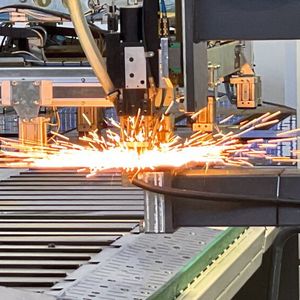 Ein Roboter positioniert das Biegeteil in einer Bolzen-Schweißstation, die das Biegepaneel mit einem Erdungsbolzen komplettiert. (Bild:  RAS)