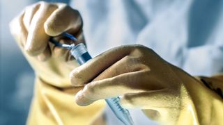 Abb. 1: Die Arbeit im Labor birgt Gefahren, vor denen Mitarbeiter geschützt werden müssen. (Bild: © Gorodenkoff - stock.adobe.com)