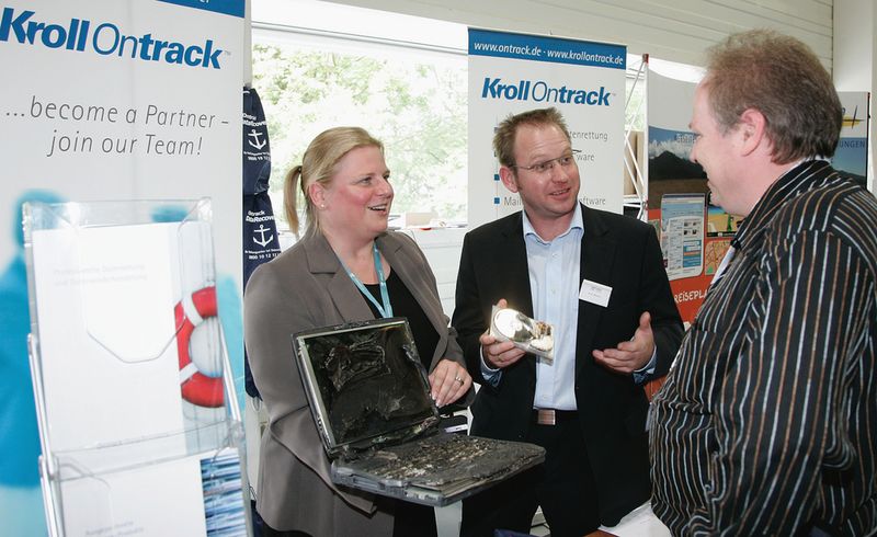 Auf dem Messestand von Kroll Ontrack versichern Mitarbeiter, auch bei diesem demolierten Laptop die Daten noch retten zu können. (Archiv: Vogel Business Media)