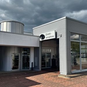 Der erste Eindruck zählt – und der beginnt hier. Die Serviceannahme ist für viele Kunden der Kontaktpunkt mit dem Betrieb. Dass sich bis zu 85 Prozent der Fahrzeugkäufer der Szabo-Werkstatt treu bleiben, ist kein Zufall.(Bild:  Schreiner – VCG)