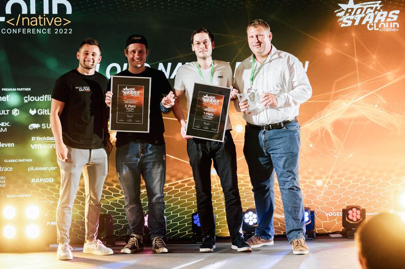 Keynote-Speaker, Moderator und Jury-Mitglied in Personalunion: Maximilian Hille von Cloudflight (links) konnte den Zweiplatzierten der Kategorie „Process Innovation & Digital Business“, Oliver Warn (Optibus), nur virtuell begrüßen. Also drückte er die Urkunde Jago Heinisch von der Vogel IT-Akademie in die Hand. Der erste Platz ging an Michael Schöller (Schmitz Cargobull), der durch Sebastian Langer und Fabian Früchtenicht vertreten wurde (v.l). Weitere Bilder im Rückblick der Vogel-IT-Akademie. (Bild: berndrottmann.com)