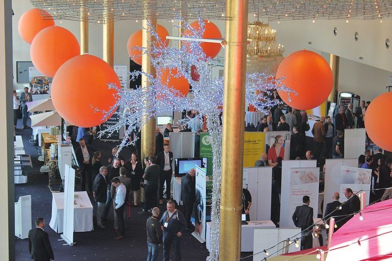 In der Ausstellungshalle präsentierten sich zahlreiche Partner mit ihren Lösungen. (Vogel IT-Medien)