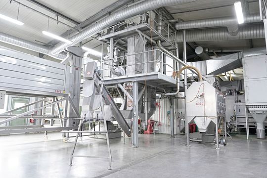 Für den Sichtprozess nutzt man Schwerkraft und Strömungsgeschwindigkeit – die Sichtung erfolgt an jedem Knickpunkt des Sichtrohres.(Bild:  Hosokawa Alpine)