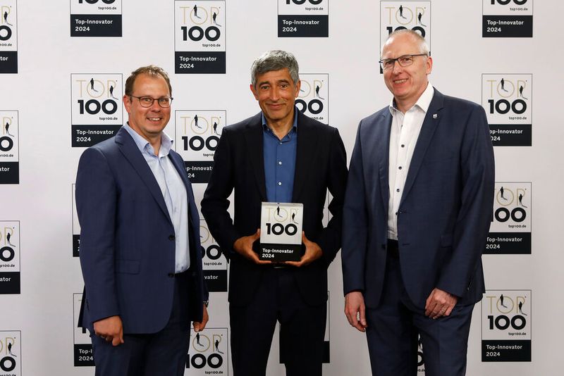 Die Bergmann & Steffen GmbH stellt Laser-Remote-Schweißanlagen und Remote-Schweißtechnik her. Die Jury lobt vor allem das positive Innovationsklima im Betrieb und eine Kommunikation der Geschäftsleitung, die Ideen fördert. Im Bild: Wojciech Dembinski (links, Leitung Einkauf), Peter Wulf (Vertriebsleiter). (Bild: KD Busch/compamedia)