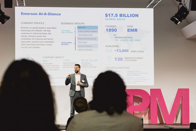 David Streit von Emerson präsentiert das „Project Beyond“, das darauf abzielt, industrielle Abläufe optimiert, autonom und nachhaltig zu machen. Im Zentrum steht eine softwaredefinierte Plattform, die KI, Cloud-Technologie und bestehende Systeme vernetzt, um industrielle Prozesse zu automatisieren und zukunftsfähig zu machen. (Bild: Stefan Bausewein)