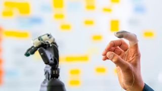 Die mittels 3D-Druck hergestellte Sensorhaut ist sehr flexibel und lässt sich auf vielen Oberflächen anbringen, beispielsweise auf einer künstlichen Hand. (Bild: Andreas Heddergott / TU Muenchen)