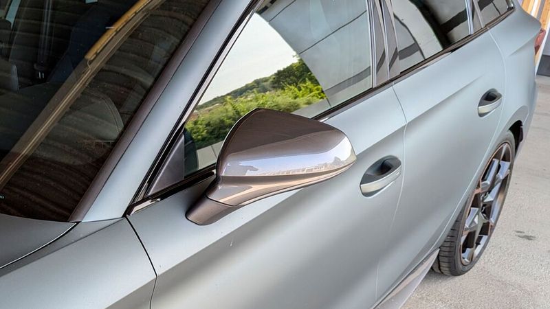 Seltsamerweise waren die Spiegelkappen in einem anderen Farbton inklusive Klarlack lackiert – oder sollte das auch ein Kupferton sein? Wir wissen es nicht. (Bild: Rosenow – VCG)