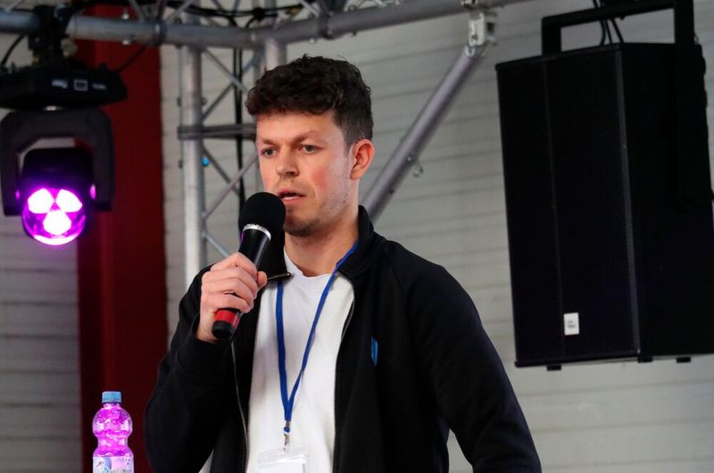 Welche Möglichkeiten die Digitalisierung und die Anwendung der KI in der Werkstatt-Abwicklung bieten kann, zeigte Nico Söhnlein von PDR.Cloud mit seinem Partner auf. (Bild: Jürgen Klasing)