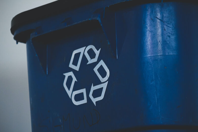 Recycling: 33% (Menge/Häufigkeit der Produktverwertung)  Recycling ist ein wachsender Umwelttrend. Unter den in der Ipsos-Umfrage genannten Beiträgen zu mehr Klimaschutz landet es auf Platz drei.      Lesetipp: Forscher der TU Bergakademie Freiberg zeigen: Mikroskopische Metallfresser helfen beim Recycling. (Unsplash/Sigmund)