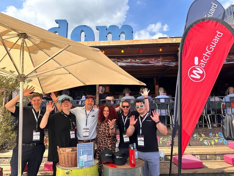 Besa Agaj (IT-BUSINESS) mit (v. l.) Florian Fabbro (Infinigate), Sebastian Goll und Peter Lammert (WatchGuard), Sascha Bolz und Marcel Schneider (Infinigate) haben obligatorisch die roten Schuhe an, aber leider sieht man das nicht. (Bild: Vogel IT-Medien)