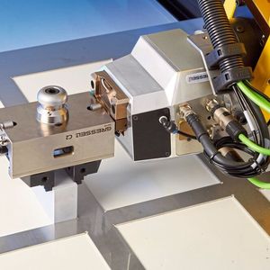 Mit dem Werkstückspanner nimmt der Roboter aus einem Pufferspeicher Rohlinge auf.