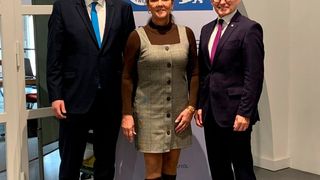 Hauptgeschäftsführer Carsten Beuß (von links), Birgit Leicht (Landespressesprecherin) und Michael Ziegler als Präsident legten die Zahlen Kfz-Gewerbe Baden-Württemberg vor. (Bild: Doris Pfaff / »kfz-betrieb«)