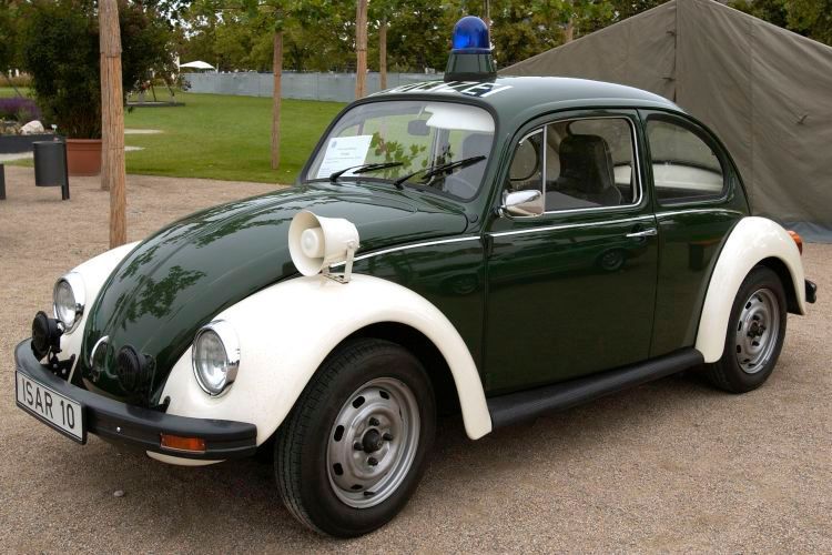 Eigentlich jede deutsche Behörde setzte seinerzeit auf den Käfer – selbst die, die eigentlich schnell sein mussten ... (Polizei Bayern)